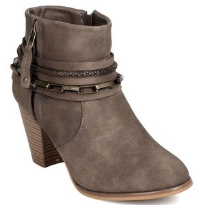 Liliana Laguna Leatherette Chained Gray Booties